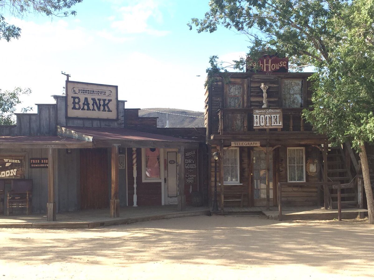 flaviamarano's tweet photo. #california #holiday #pioneertown https://t.co/v4zHd0DUcn