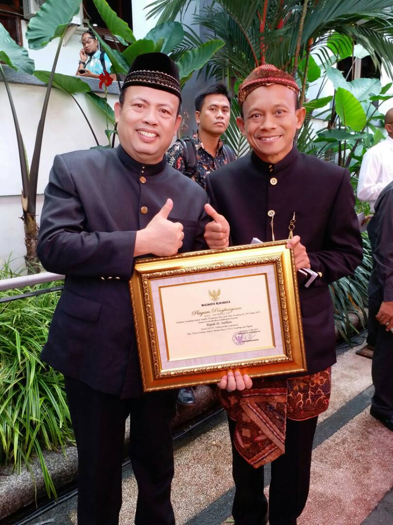 _funtastic5_'s tweet photo. Penghargaan Walikota Surabaya kpd Telkom yg telah memfasilitasi UMKM Sby Go to Digital #TelkomJatimBaliNusra #LivingTheTelkomWay @parwi66 https://t.co/iKdThfF01l