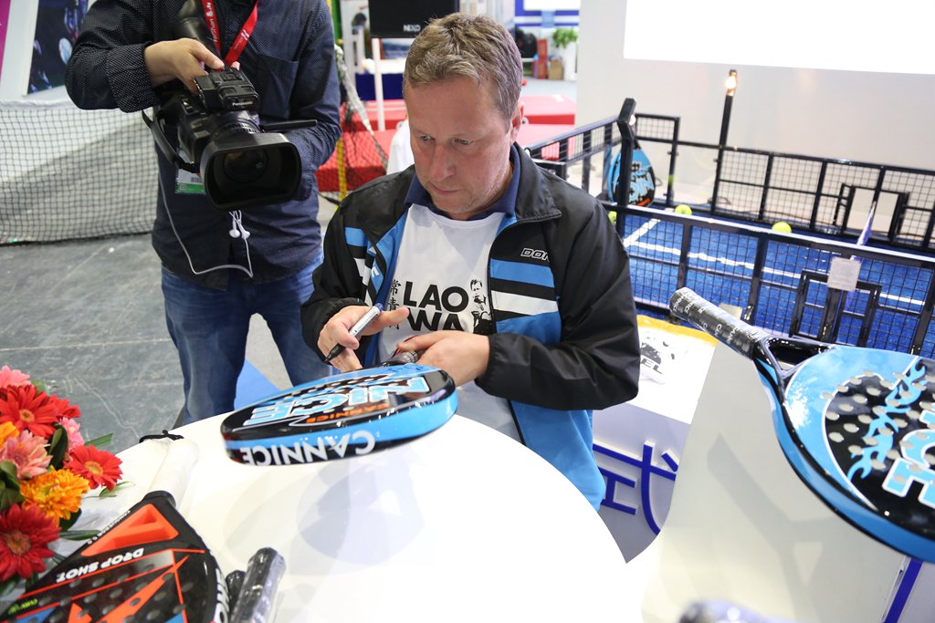 NICHUNLEI's tweet photo. J-O Waldner signed padel rackets ，T-shirt...... https://t.co/rzuHtq5MXK