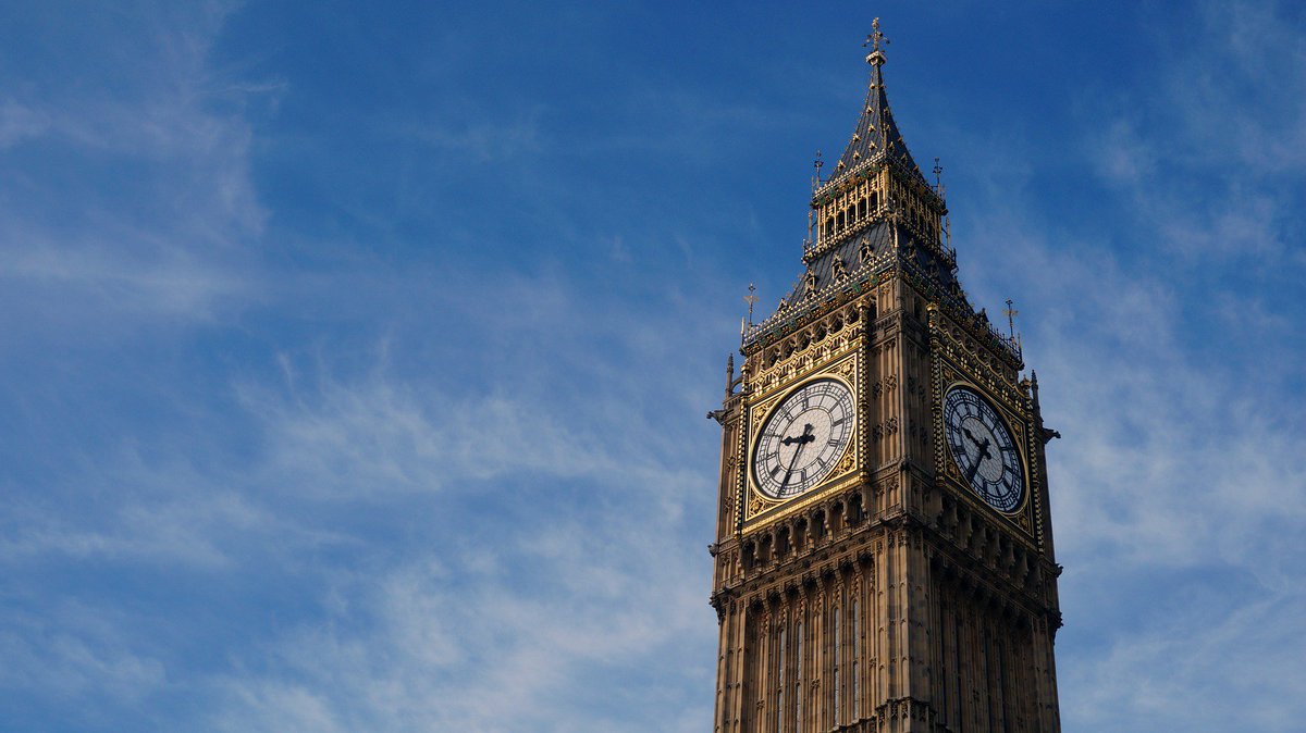 ベティーロード V Twitter 5月31日はロンドン ウェストミンスター宮殿の時計台 通称 ビッグ ベン が動き始めた日 1859年 映画 ピーターパン や 007 シリーズなど ロンドンを舞台とした物語には欠かせない時計ですね 今日は何の日 腕時計 ベティー