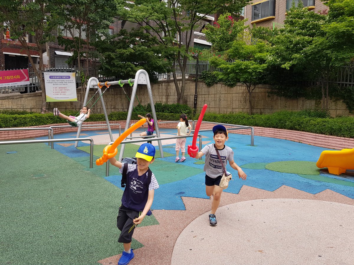 sykofsky's tweet image. 태평3동 태평공원에서는 5월 31일 문화가 있는 날을 맞아 오픈스페이스블록스 주관,  '꿈꾸는 어린이, 상상하는 마을'이란 주제로  관내 초등학생들의 그림 전시 및 다양한 이벤트를 진행중입니다.
우리 어린이들의 꿈~ 어른들이 응원합니다🤗

#성남시