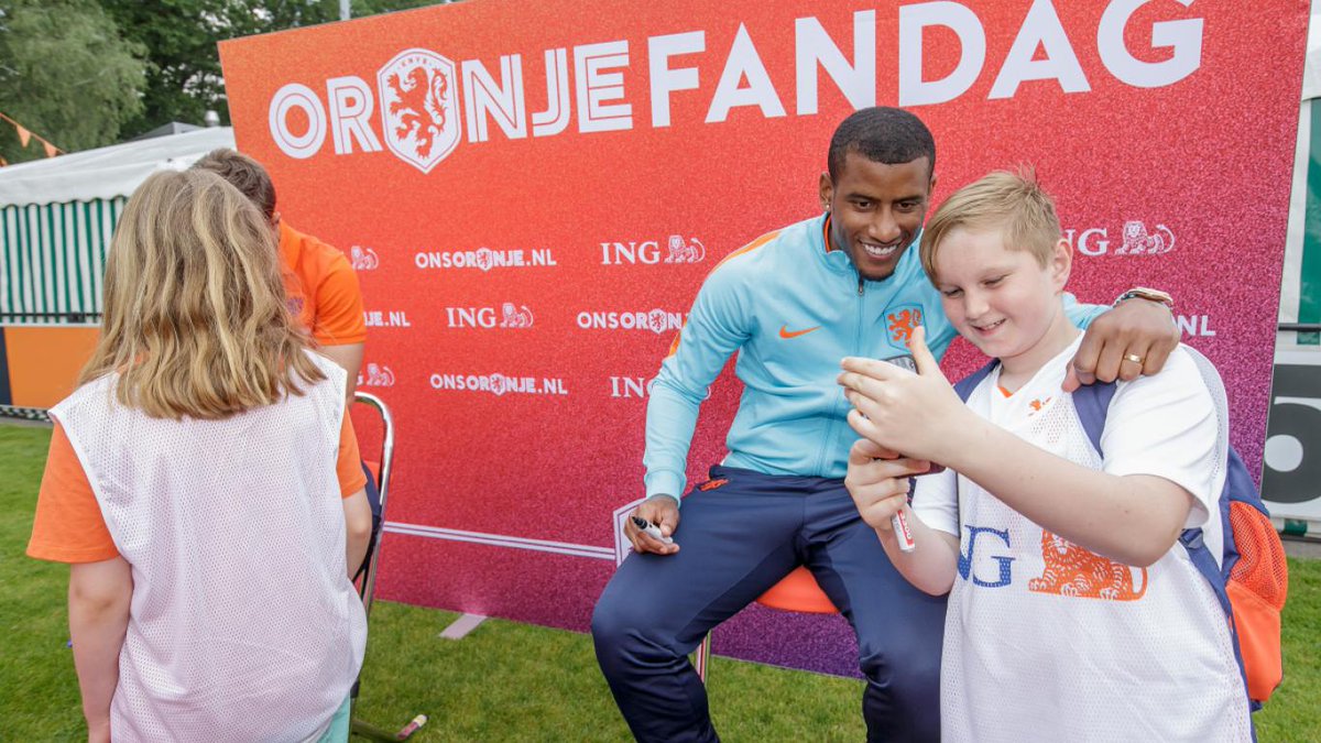 Jonge Oranjefans ontmoette hun idolen op de #OranjeFandag zaterdag. AVEX verzorgde de audiovisuele faciliteiten. avex-int.com/nl/nl/knvb-ora…