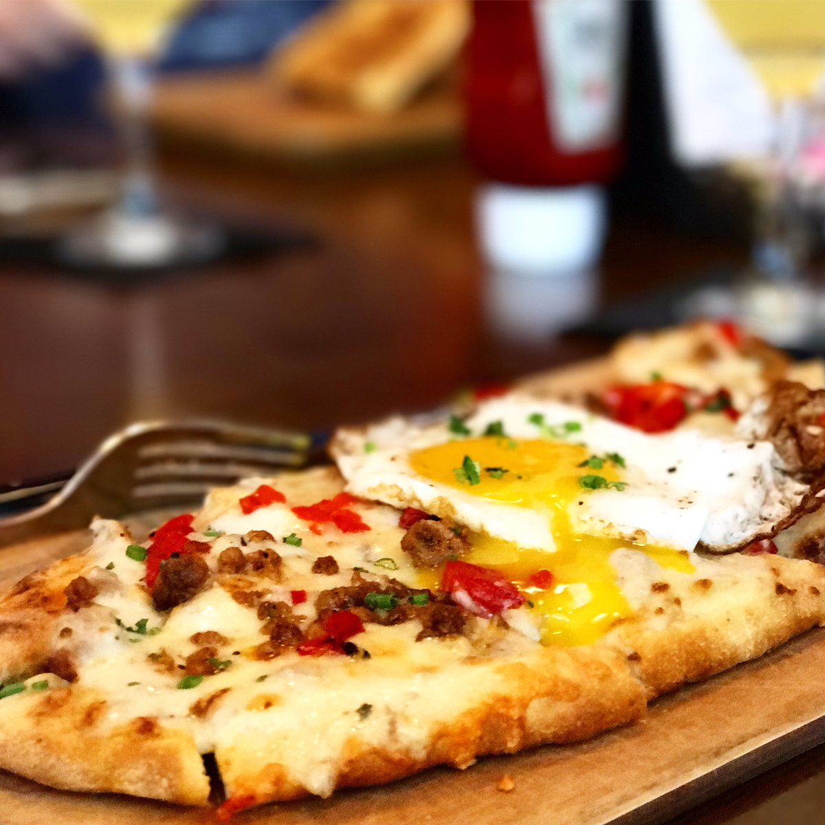 HellthyJunkFood's tweet image. #breakfast #pizza anyone? 🍳🍕🤤#hungeralert #foodporn #eggporn #eggs #breakfastpizza #delicious #delish #flatbread #humpday