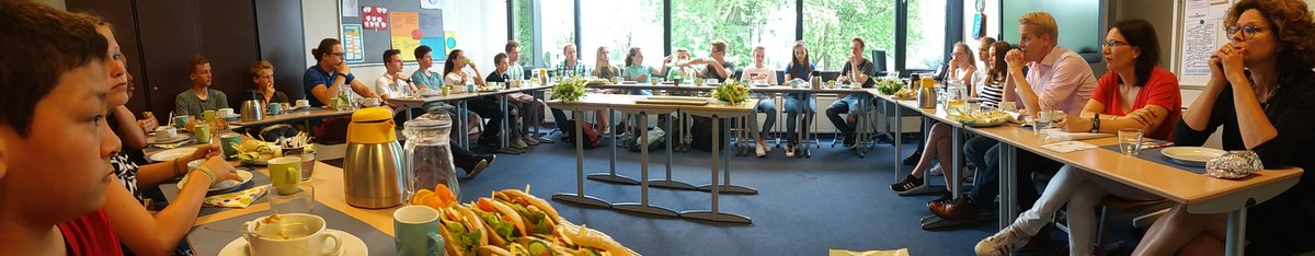 LEVgroep_Deurne's tweet photo. Leerlingen, jongerenwerk en wethouder @MarnixSchlosser lunchen samen op 't #IVOD (Sprong!) en spreken over wat wel/niet "tof" is in #Deurne https://t.co/P9kwMfB2hZ