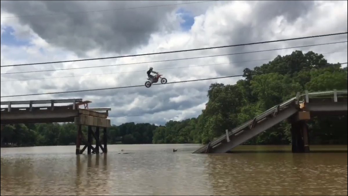 Мотоциклист упал с моста. Мотоциклист врезался в отбойник. Перелетел через мост в питере. Экипаж дпс сбил мотоциклиста уфа. Мотоциклист через мост.