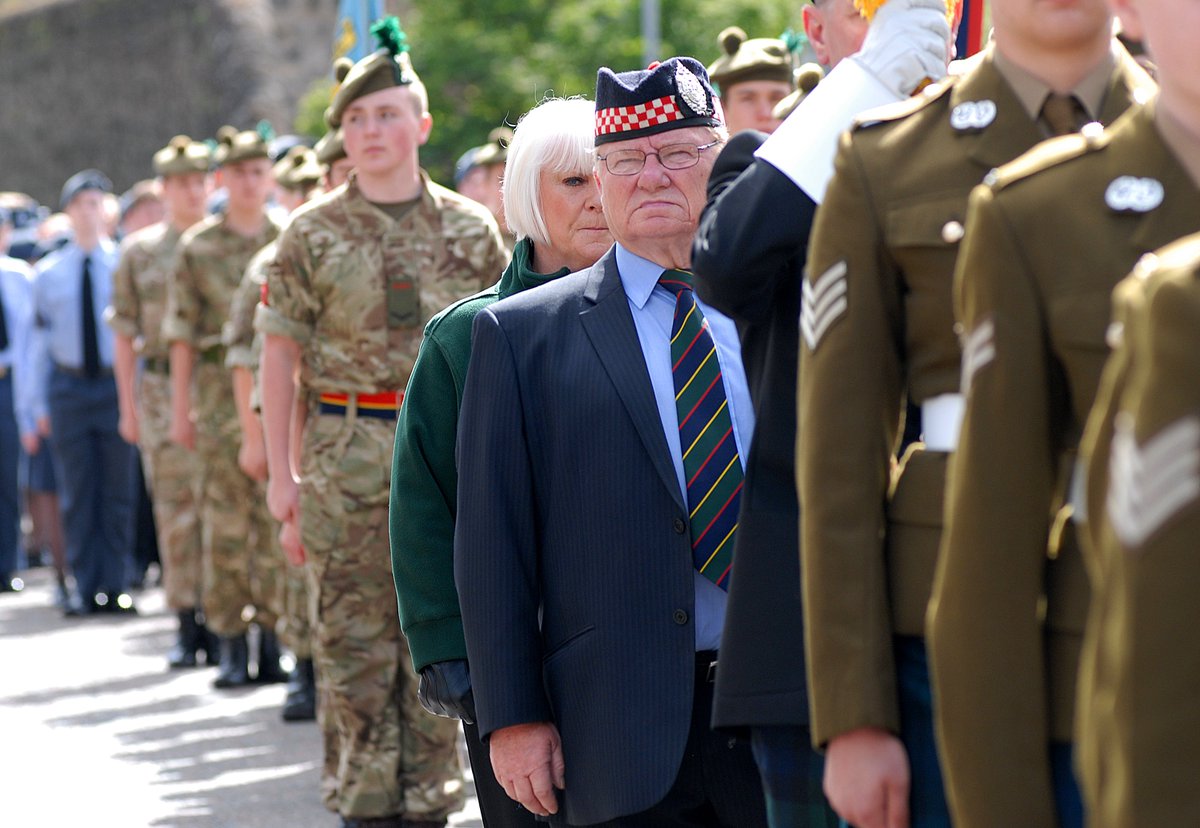 fotojinn's tweet photo. Sun shining on Clackmannashire's local @ArmedForcesDay. Great turnout to pay respects to those who served past and present. https://t.co/FFzVVo6Stn