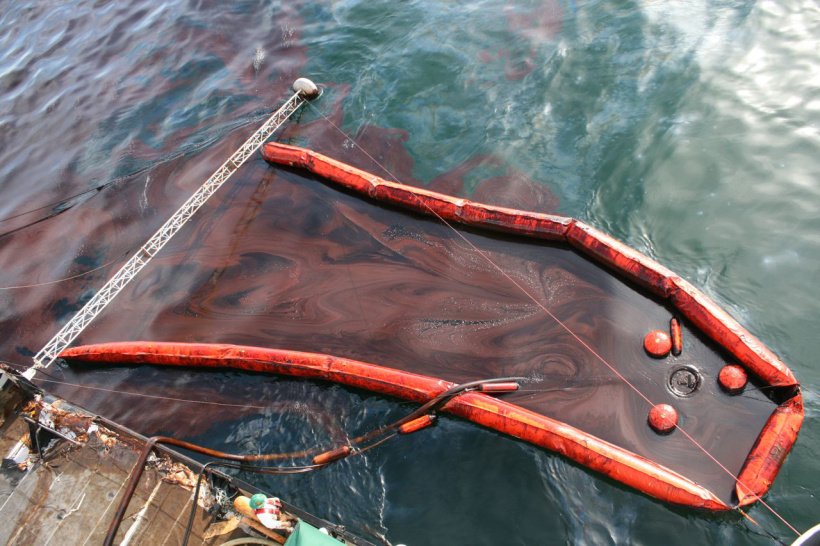 SpillCenter's tweet photo. The cargo of the barge, an intermediate fuel oil, has been spilled. #SpillNews #Texas #Incident #SpillCenter https://t.co/8ezG4fHKD2 https://t.co/k1rHmJ6xfj