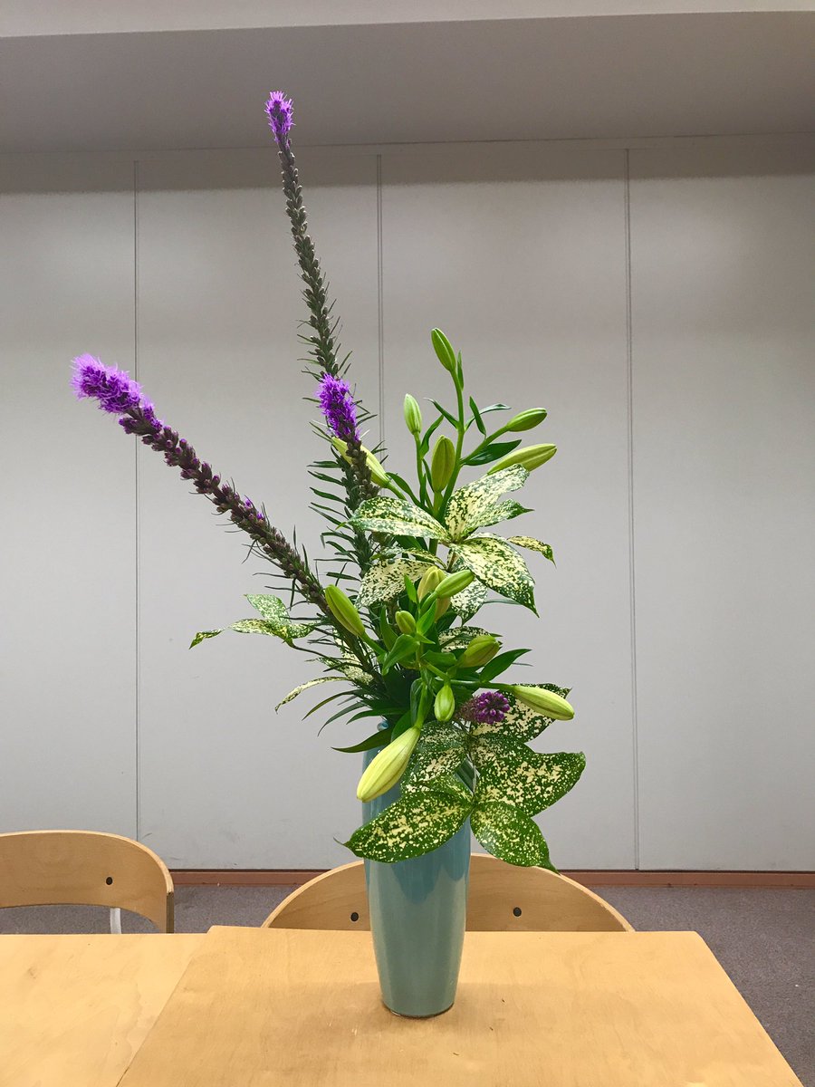 武庫川女子大学 華道部 5 25 瓶花 直立型 花材 リアトリス 透かし百合 ドラセナ ゴッドセフィアナ 花言葉 ドラセナ ゴッドセフィアナ 幸せな恋 幸福 観葉植物として人気ですが 稀に花を咲かせることがあるため 縁起が良いとされています