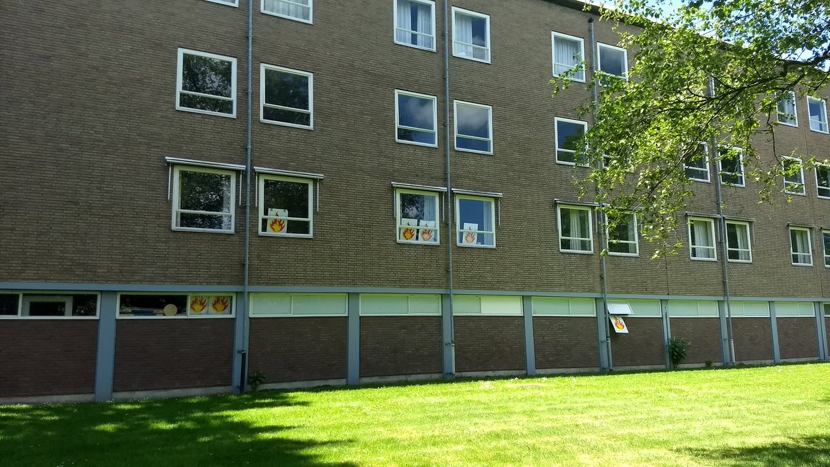 laurensvk's tweet photo. Die brandweeroefeningen worden er wel realistischer op tegenwoordig! https://t.co/IemMD2jO8c