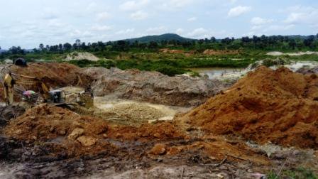 Forest4dev's tweet photo. Un site minier ouvert et non réhabilité de la société camerounaise d'exploitation minière tue un adolescent à Bétaré-Oya #stopillegalmining https://t.co/xs7D7a7pWM