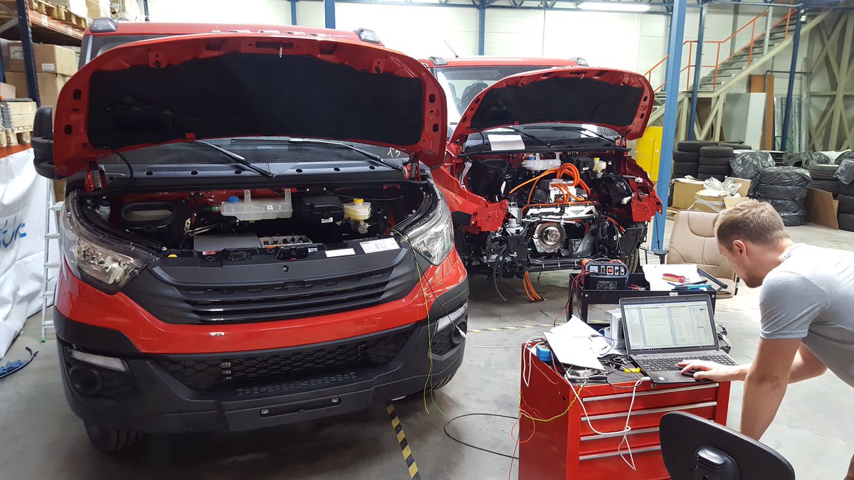 DAF ziet niets in elektrisch. Onze Klanten, Ginaf en <a href="/Truckland/">Truckland</a> gelukkig wel. Laatste hand aan twee nieuwe 100% elektrische verhuiswagens.