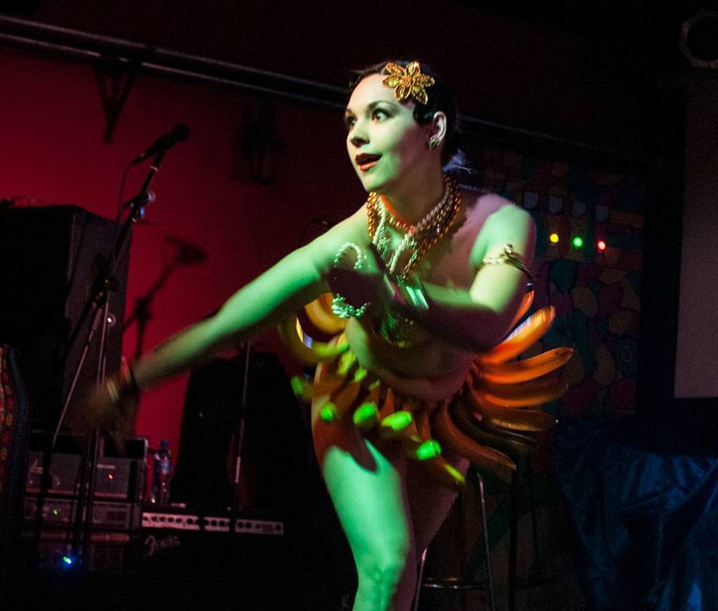 @leruswing channeling her best #JosephineBaker with her banana skirt.