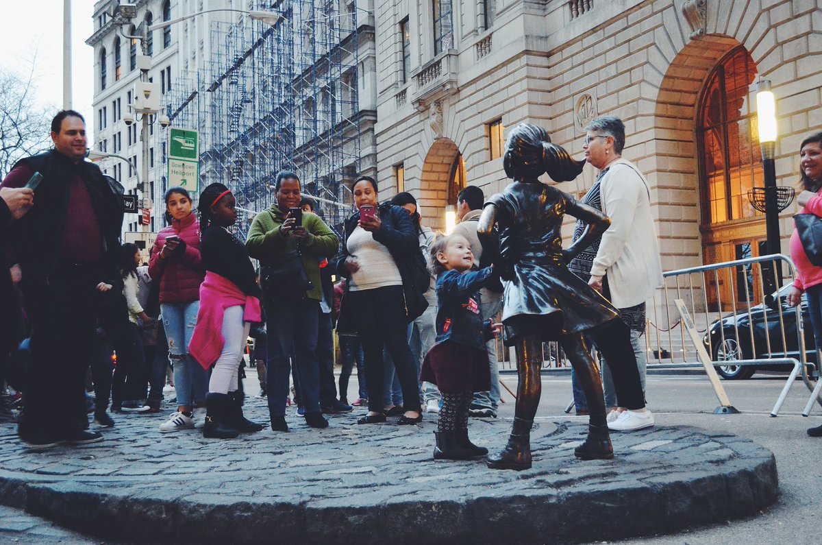 euniceychoe's tweet photo. Was fortunate to capture the moment of familiarity and a sense of belonging. @wallstreet  #fearlessgirl https://t.co/6cGXB6frNW