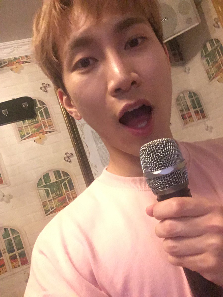 OFFICIALBTOB's tweet photo. [V LIVE CHANNEL+] #비투비 릴레이 방송
60분 한정으로 시작한 #은광 이의 노래방..🎤 인심 넉넉한 사장님의 +60분 서비스로 하얗게 불태웠어🔥다음엔 창소푸와 듀엣으로?🙄 최신곡부터 추억 소환까지!👏 #광창력_폭발 #랩으로_목푸는_메보 https://t.co/GC924elVhr