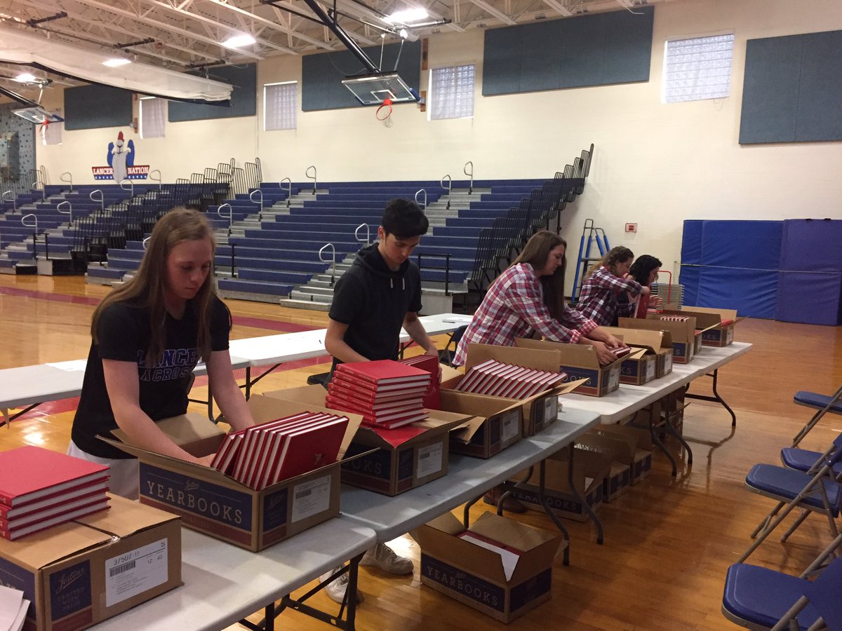 LHS_Reflections's tweet image. It's here!! LHS yearbook staff getting ready to hand out 2017 Reflections Yearbook!