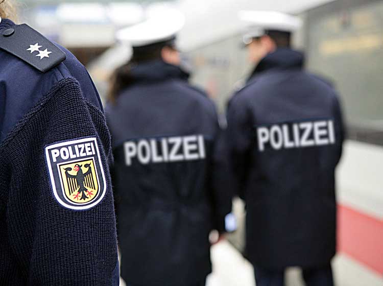 112magazinde's tweet photo. Wein bestellt, aber nicht flüssig: #Zechpreller im #ICE
#Kassel #Wilhelmshöhe #Bundespolizei #112magazin
https://t.co/LZQvHHN8m7 https://t.co/19nJKZePaL