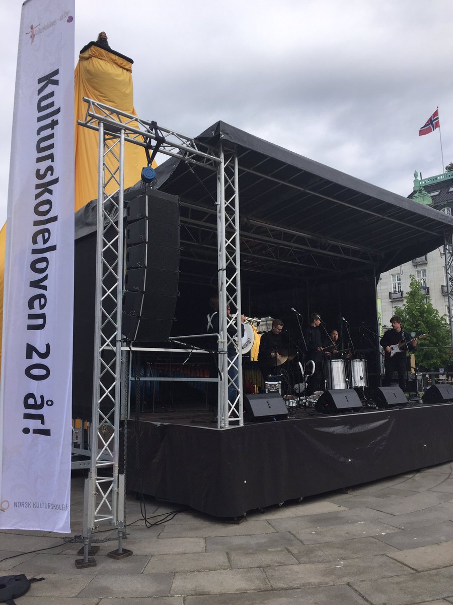 monalisaioslo's tweet photo. Må jo være stas for stortingspolitikere at et felt feirer loven sin! Også med @Barnehageoppror på scenen da! Storslått! @ArildGrande https://t.co/Kece4GuWTD