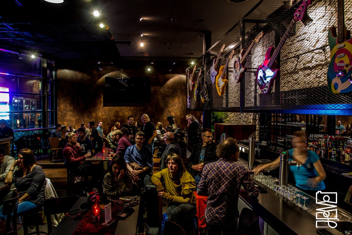 Donderdag is het Atak Café weer open voor de Open Mic Night🎙️! Kom gezellig een nummer spelen of een drankje doen! Het café is open om 20:30