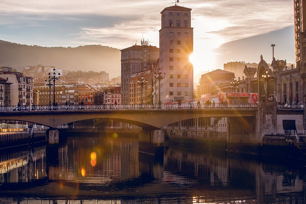 Vanaf vandaag en de hele maand juni is Bilbao onze Stad van de Maand! Download de gratis route: timetomomo.com/nl/webshop/aba…