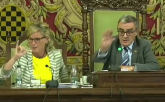 comudelleida's tweet photo. Regidora Mínguez riu i balla i fa aquest gest mentre denunciem que s'estan  perdonant multes a regidors - YouTube https://t.co/9vGcwnL2PZ https://t.co/LKCYzH5H9S