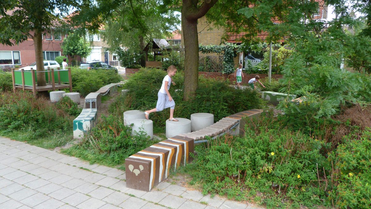 buiten_spelen's tweet image. Op verzoek van @buiten_spelen doet @UniWageningen onderzoek naar speel- en beweegroutes 
spelenenbewegen.nl/onderzoek-spee…