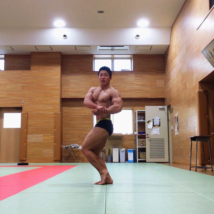 hayato__aizawa's tweet photo. 今年は左のサイドチェストとチャレンジしてみようかと思います。

左の方が綺麗。
あと4ヶ月あるしじっくり考えます。

あわよくば左右を使い分けようか😬 https://t.co/KYojsdtAIL
