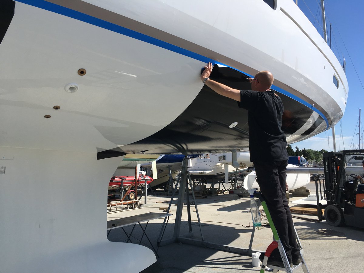 AderNautic_16's tweet photo. Pose du film antifouling #macglide sur un @EtsJeanneau Sun Odyssey 479 https://t.co/wuKcsBWnvA
