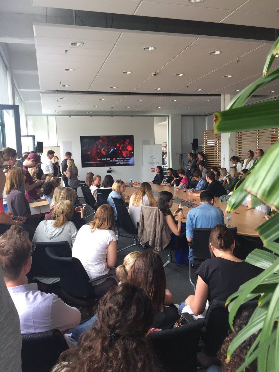 TPGrevenbroich's tweet photo. Jetzt Pocher... es wird nicht leerer.... Frauenquote ist hoch... Lisicki ist nicht zu sehen.... Schade! #Telemesse https://t.co/nLggah5DDB
