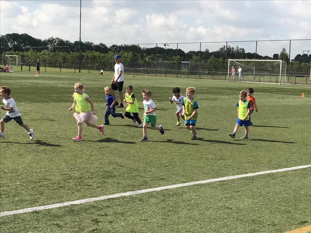 TomStroosnijder's tweet photo. Voetbalclinic @kcdesprong! Georganiseerd door @sportrosmalen en @OJCROSMALEN https://t.co/ModQqtH0wq