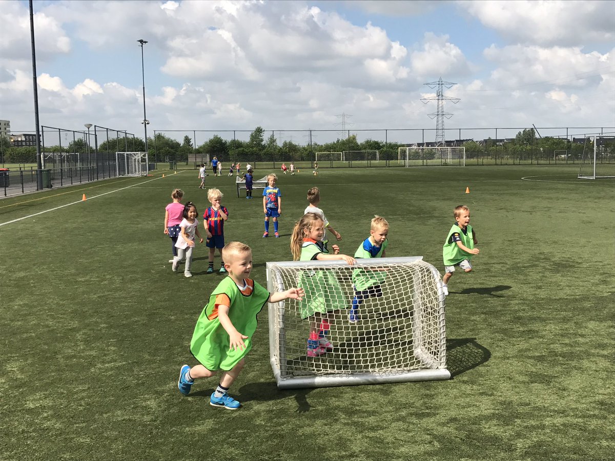 TomStroosnijder's tweet photo. Voetbalclinic @kcdesprong! Georganiseerd door @sportrosmalen en @OJCROSMALEN https://t.co/ModQqtH0wq