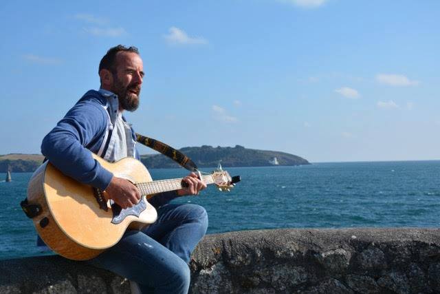 Shelter from the mist in the pub listening to the wonderful Will Keating singing Cornish &amp; Celtic Folk, 1.30-3.30pm today. <a href="/IOSPartnership/">Islands' Partnership</a>