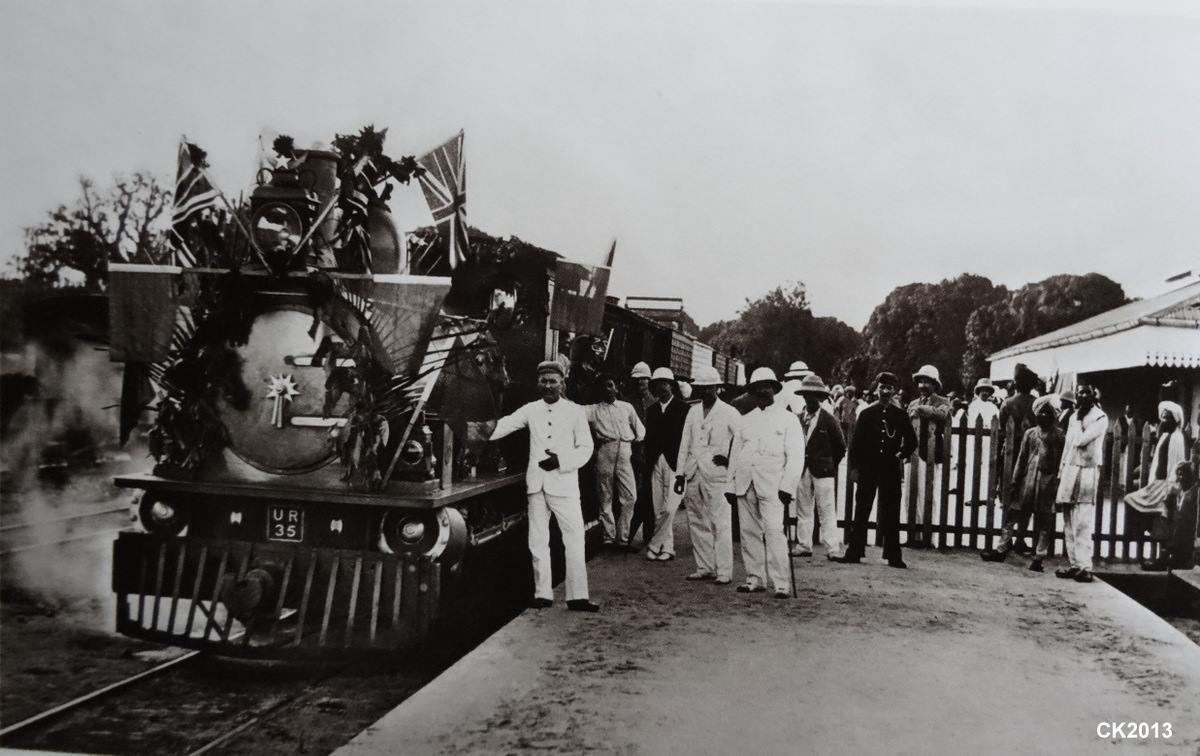 KResearcher's tweet photo. The first passenger train leaving Mombasa in 1898 and the first passenger train leaving Mombasa today. #MadarakaExpress https://t.co/D8l3uTEKJt
