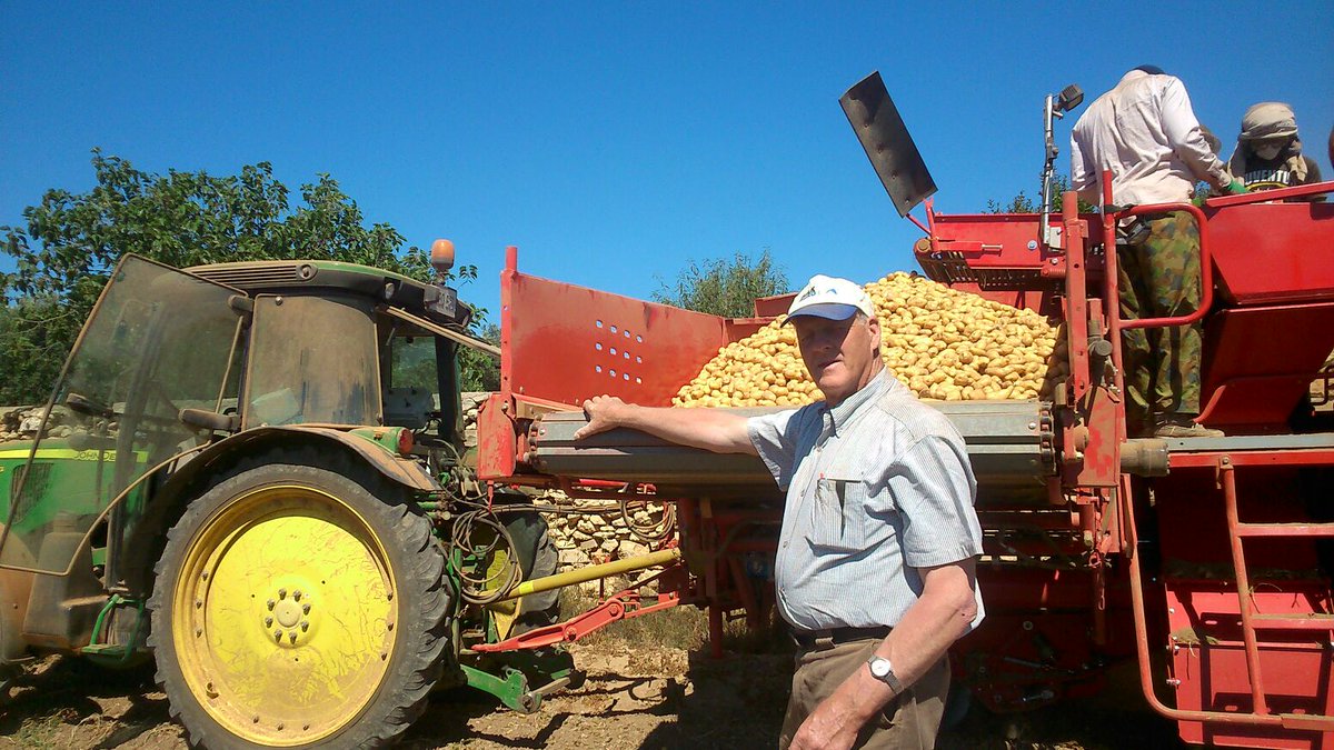 Piet en Griet op Malta. Piet zal in het kader van de legacy Leeuwarden-Fryslân 2018  een speciale aardappelrooier maken voor Maltees gebruik