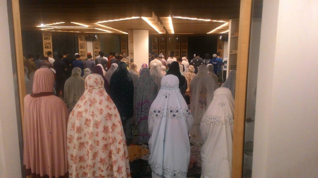 DPDGolkarDKI's tweet photo. Sholat Tarawih berjamaah di Kantor Golkar DKI Jakarta, kegiatan ini terbuka untuk umum https://t.co/RS5zemQ4IJ