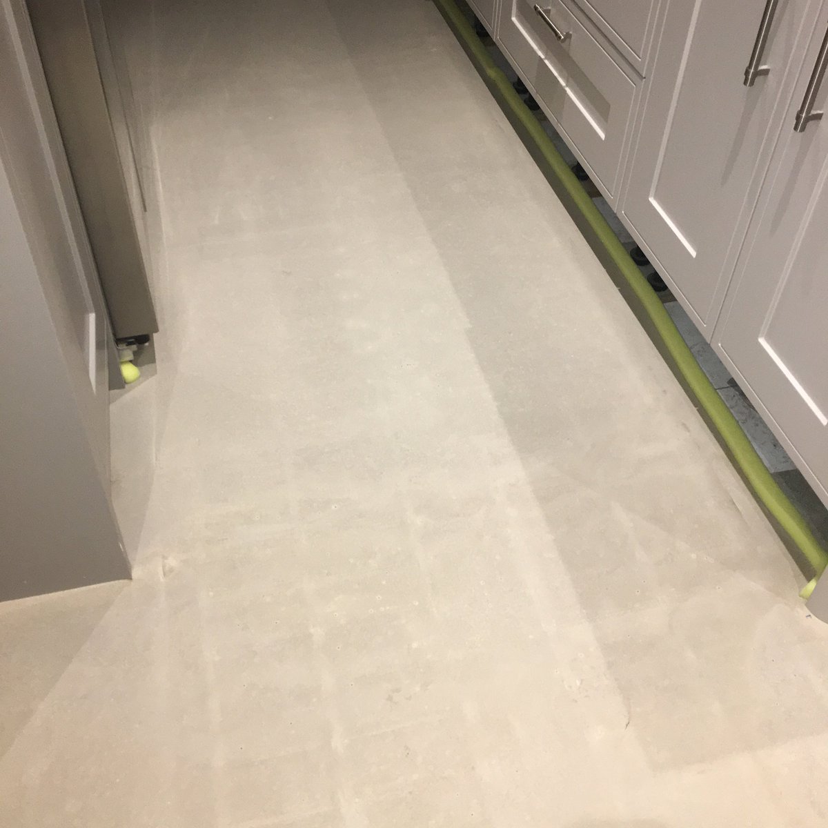 pureadhesion's tweet photo. Newly finished kitchen floor #TileTransformation #Ultratile & #mapei KerapoxyCQ Grout #MyMapeiProject #juralimestone #levelit2 #tileadhesive https://t.co/yo9Ukqw9GD