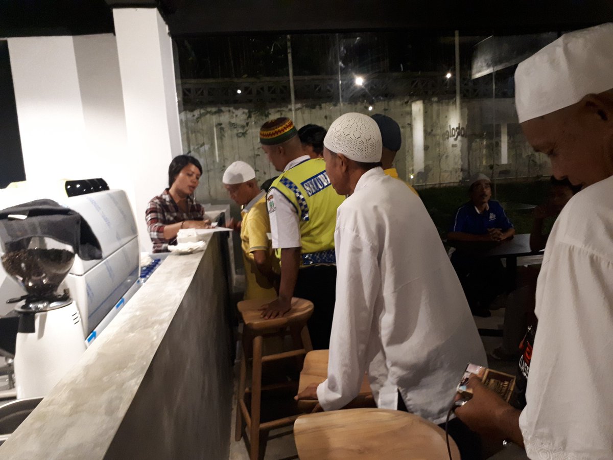 DPDGolkarDKI's tweet photo. Suasana berbuka puasa bersama di Kantor Golkar DKI Jakarta. https://t.co/ouewJ5yLFR