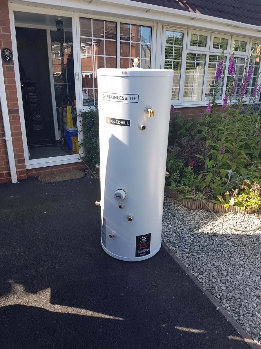 ConsumerGas's tweet photo. Nice new gledhill going in😊👍. To replace the old megaflow, that was using honeywell smart fit controls 😕 @GledhillGroup #new #shiney https://t.co/u04LpX8Gik