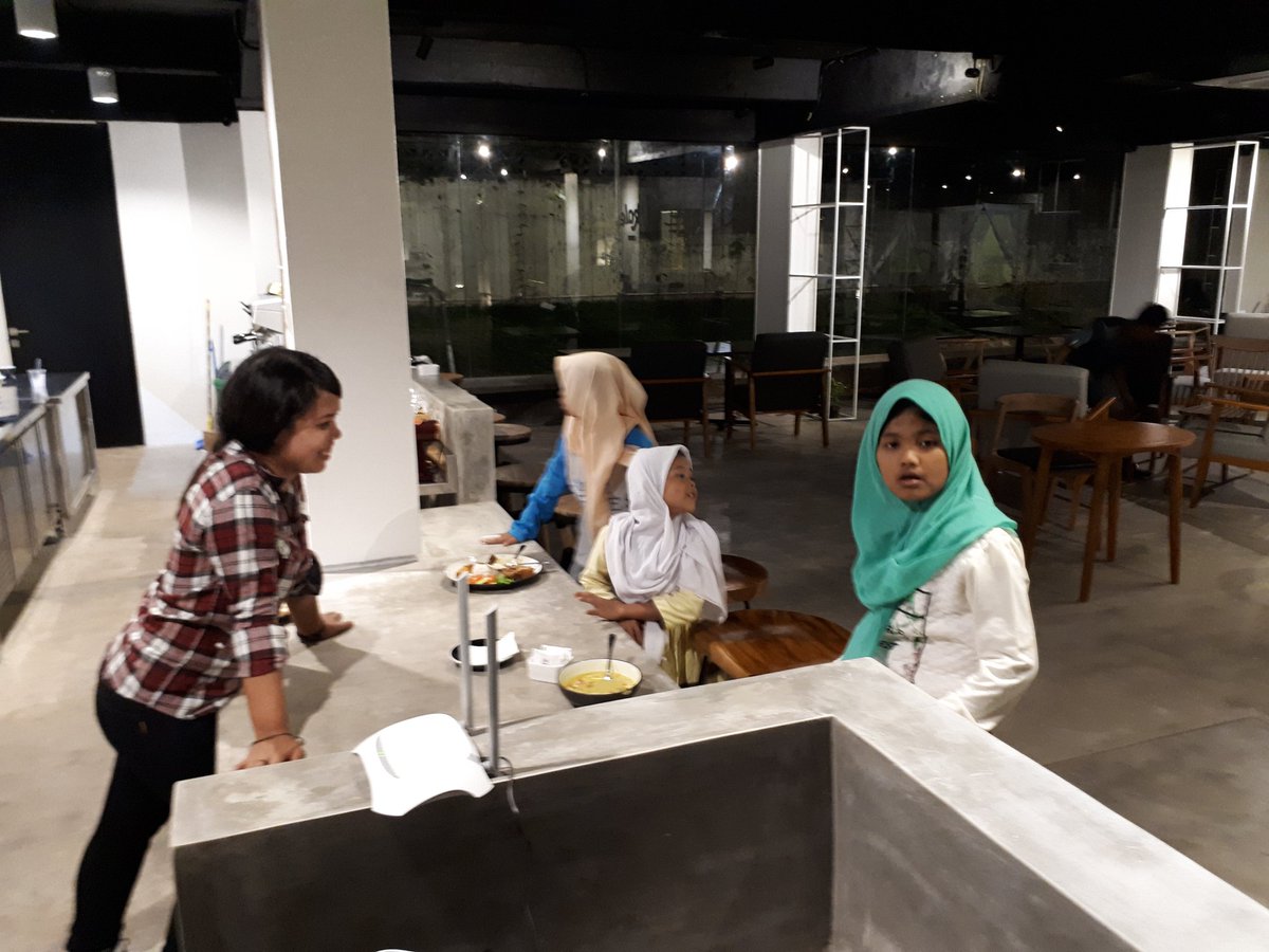 DPDGolkarDKI's tweet photo. Suasana berbuka puasa bersama di Kantor Golkar DKI Jakarta. https://t.co/ouewJ5yLFR