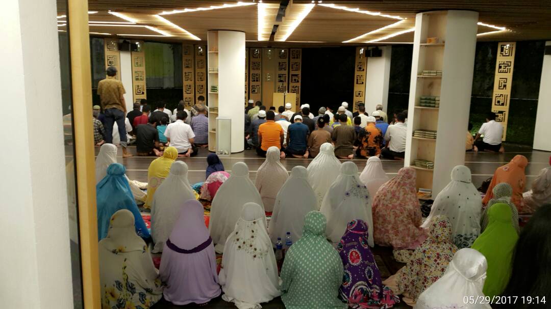 DPDGolkarDKI's tweet photo. Sholat Tarawih berjamaah di Kantor Golkar DKI Jakarta, kegiatan ini terbuka untuk umum https://t.co/RS5zemQ4IJ