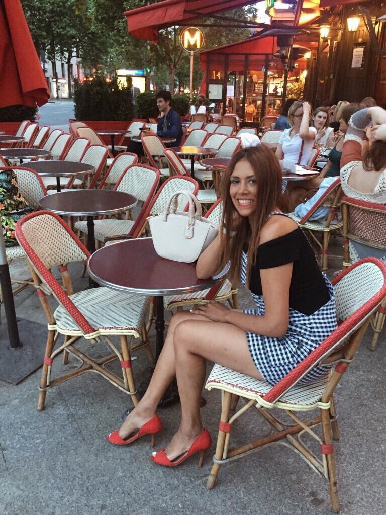 ginadiazh's tweet photo. Happy girls are the prettiest especially when they find the perfect red heels 👠 @BobbiesParis #bobbiesparis https://t.co/7dFaGG6ijr