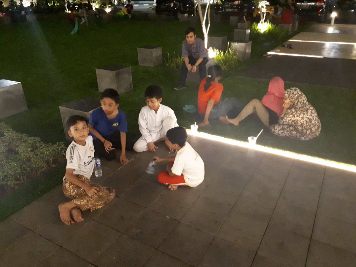 DPDGolkarDKI's tweet photo. Anak-anak bermain bola di lapangan Kantor Golkar DKI Jakarta https://t.co/gzGOPLdX6D