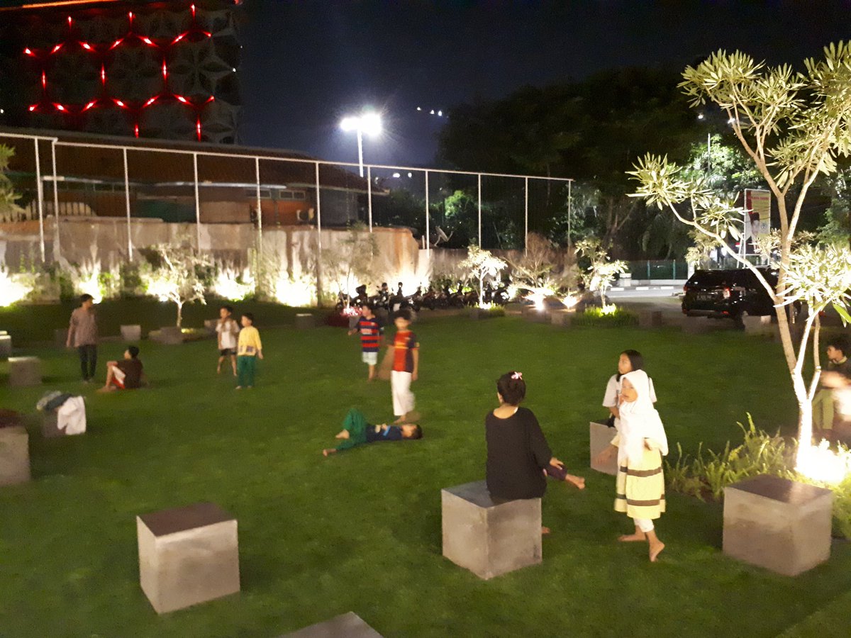 DPDGolkarDKI's tweet photo. Anak-anak bermain bola di lapangan Kantor Golkar DKI Jakarta https://t.co/gzGOPLdX6D