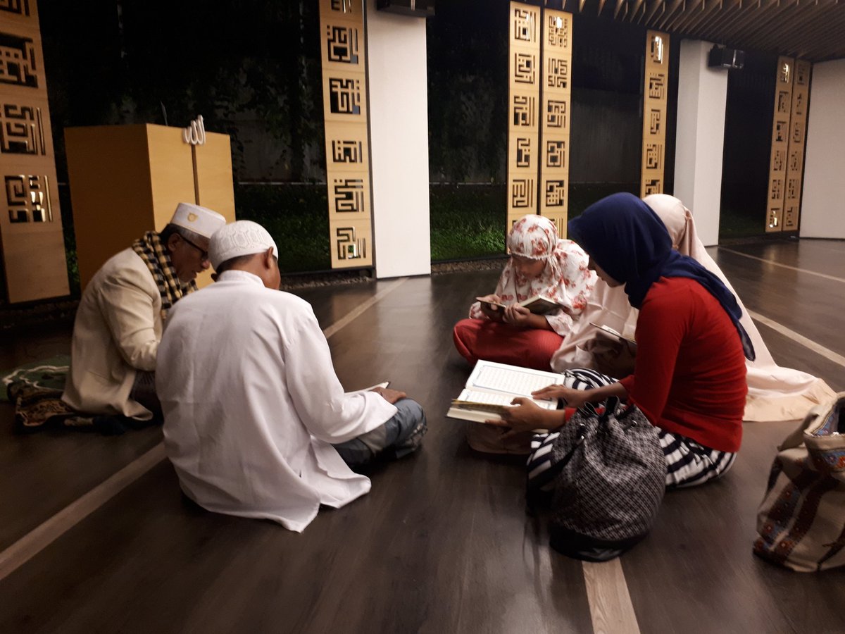 DPDGolkarDKI's tweet photo. Tadarus dilakukan setelah sholat tarawih. https://t.co/iXxAsuObAy