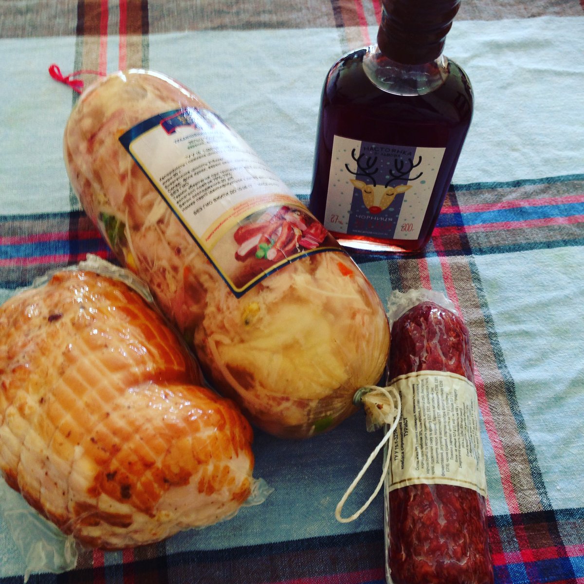 aoun_julia's tweet photo. 🇳🇿 gifts from Ukraine 🇫🇷 les cadeaux d'Ukraine 🎁🇺🇦 #juliaaoun #ukraine #ukrainefood #cadeau #gift #ukrainiangifts #fromukraine  @aoun_julia https://t.co/rcShiCsYyN