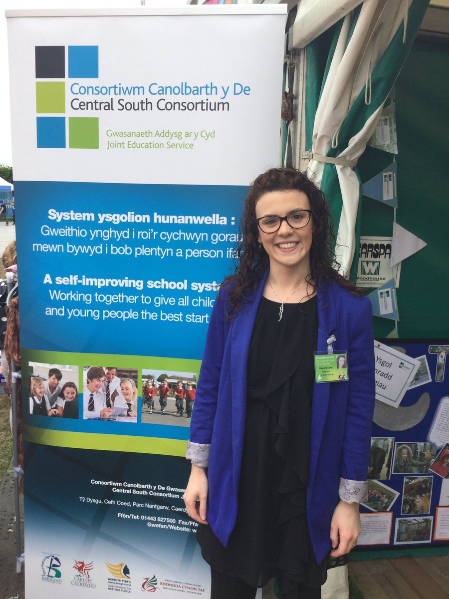 CSC_PLSupport's tweet photo. Lovely to welcome one of the judges of the #ymgom to our stall at @EistUrdd2017 . @gwawrloader #urdd2017 https://t.co/ZOJ0ID2YRn
