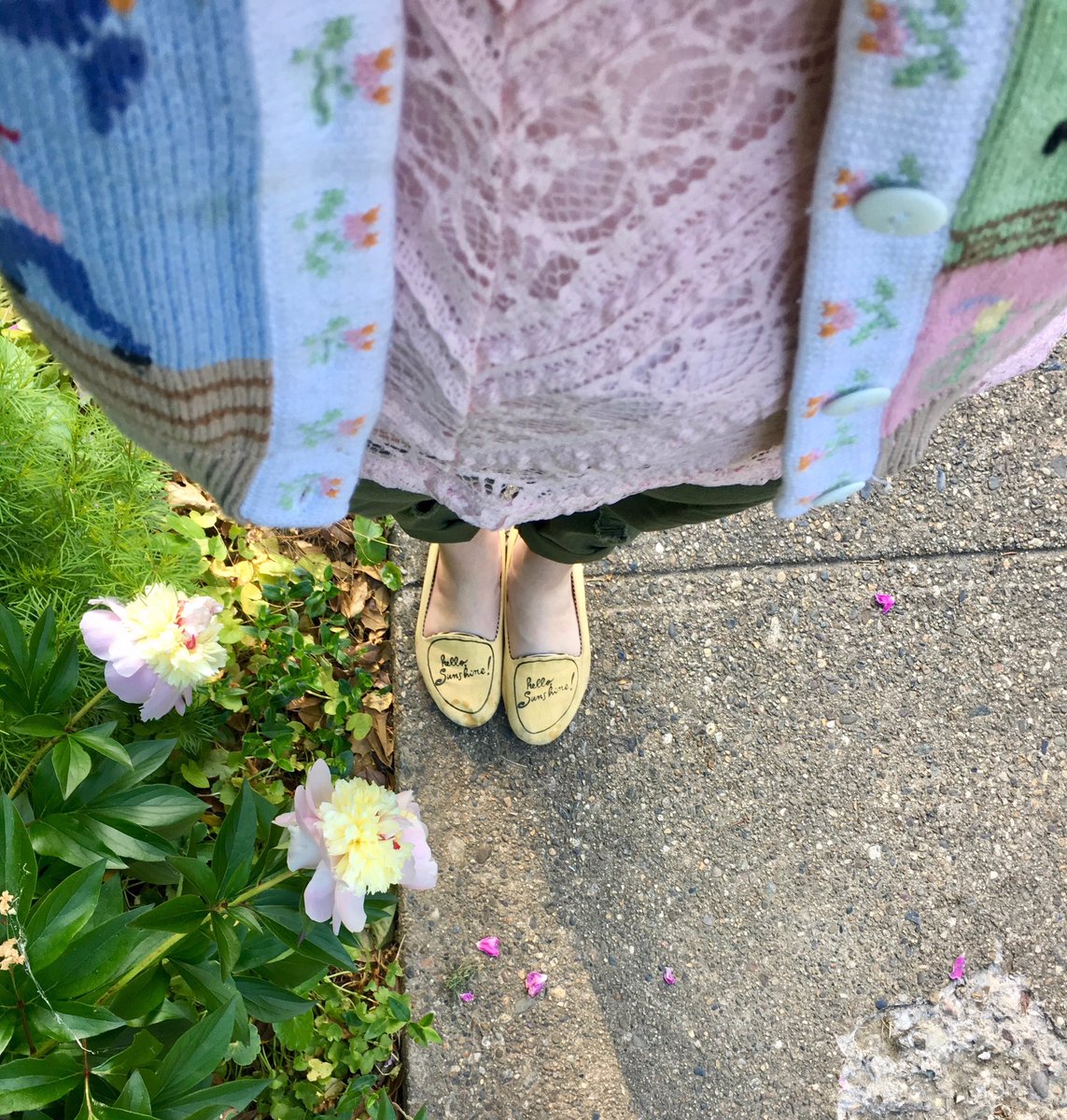emmasglasses's tweet photo. You know what shoes were needed... HELLO SUNSHINE☀️☀️
@lolyinthesky #fromwherestand
#ootd #outfitpost 🔛 #blog: https://t.co/NXBB375jgN https://t.co/9kNPabSAdH