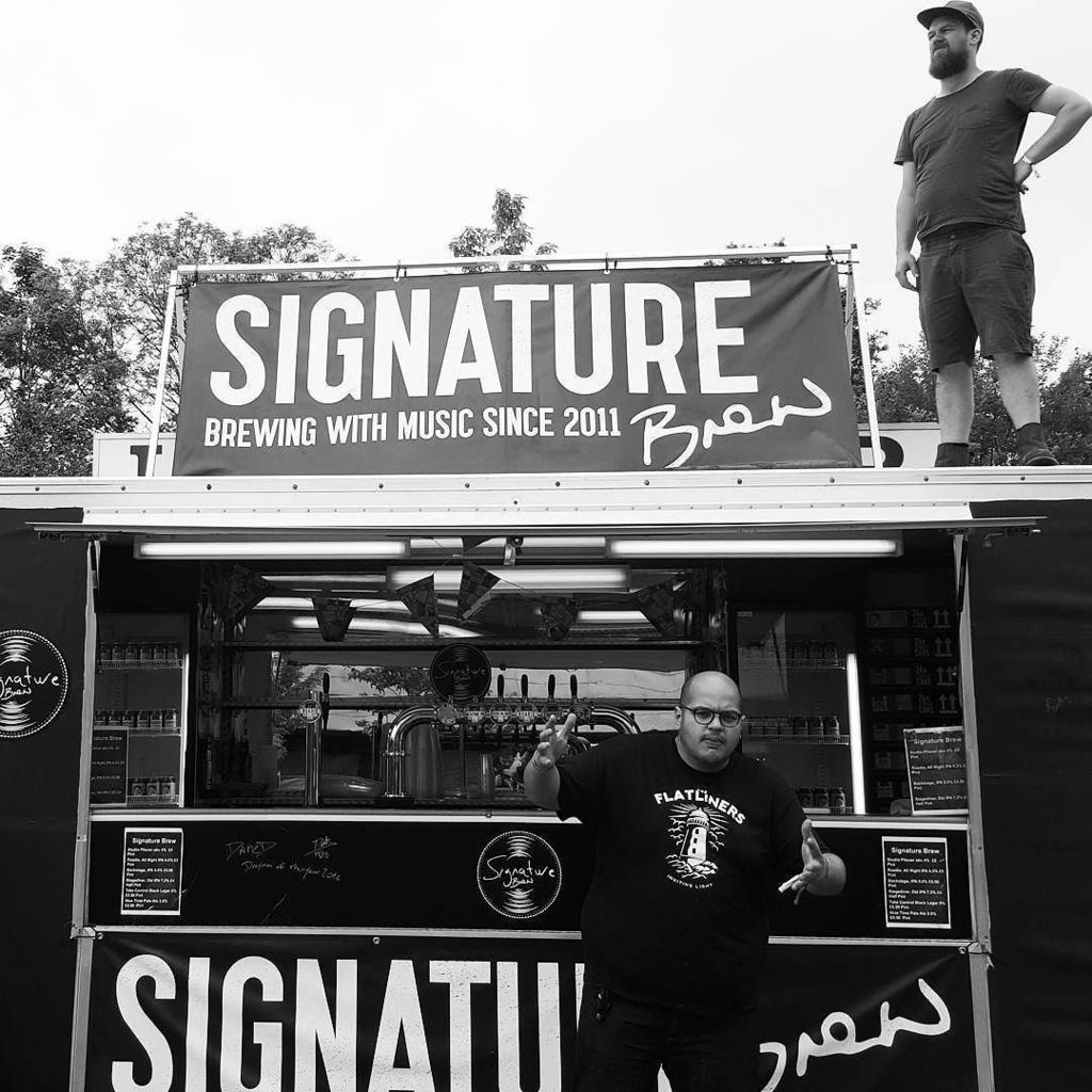 georgermason's tweet photo. Siggy Crew at Slam Dunk '17 #signaturebrew #brewing #beer #craftbeer #sdf7 #music #livemusic #musicandbeer #bar #p… https://t.co/pwFgm4yACt https://t.co/D3ZAUwvudt