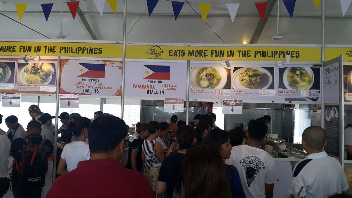 TourismPHL's tweet image. The public enjoys a variety of street food from 30 food stalls representing 12 countries at MOA. #WSFC17