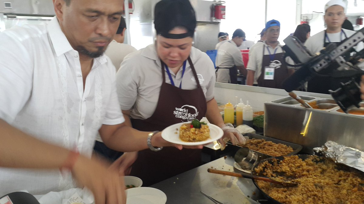 TourismPHL's tweet image. The public enjoys a variety of street food from 30 food stalls representing 12 countries at MOA. #WSFC17
