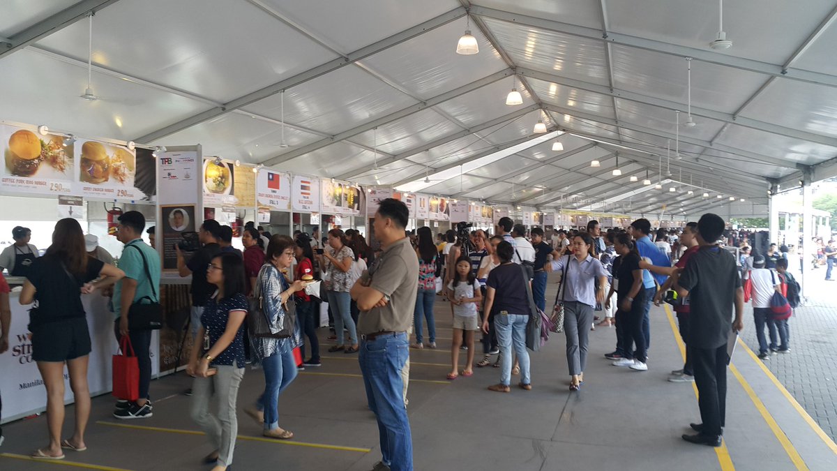 TourismPHL's tweet image. The public enjoys a variety of street food from 30 food stalls representing 12 countries at MOA. #WSFC17